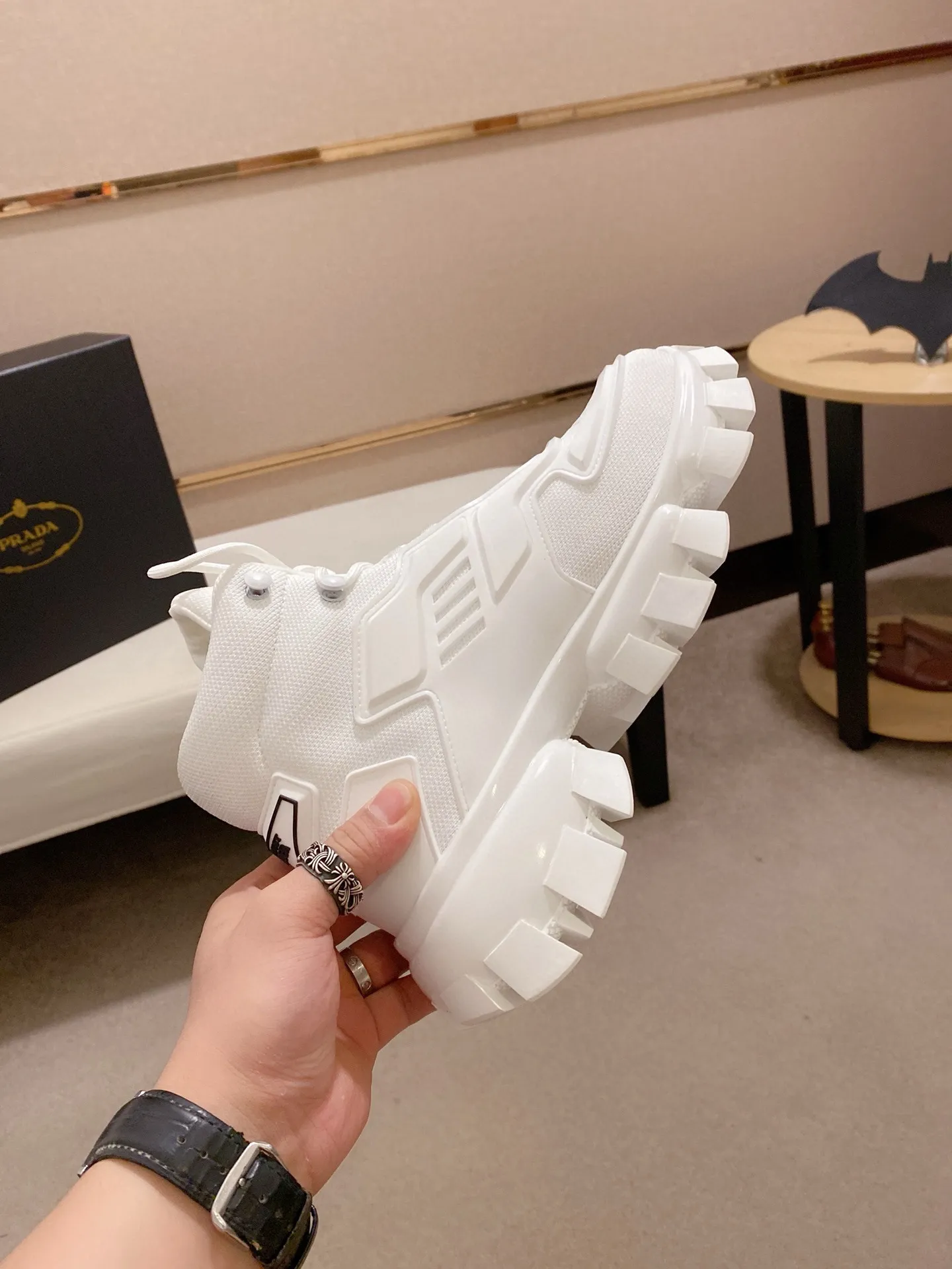 Men's shoes 💰 660💰 ✔️✔️✔️High version for couples 👫 High-quality new PRADA (Prada) counters are launched simultaneously, new men's shoes, 😘fabrics are selected from first-layer cowhide. Lining: imported elastic mesh➕cowhide lining. 👍🏿High-end☄️Open-molded non-slip rubber outsole, exquisite lines, simple and elegant, comfortable and high-end for leisure travel. Number of yards: 35 to 44. Can be customized: 45 46 yards